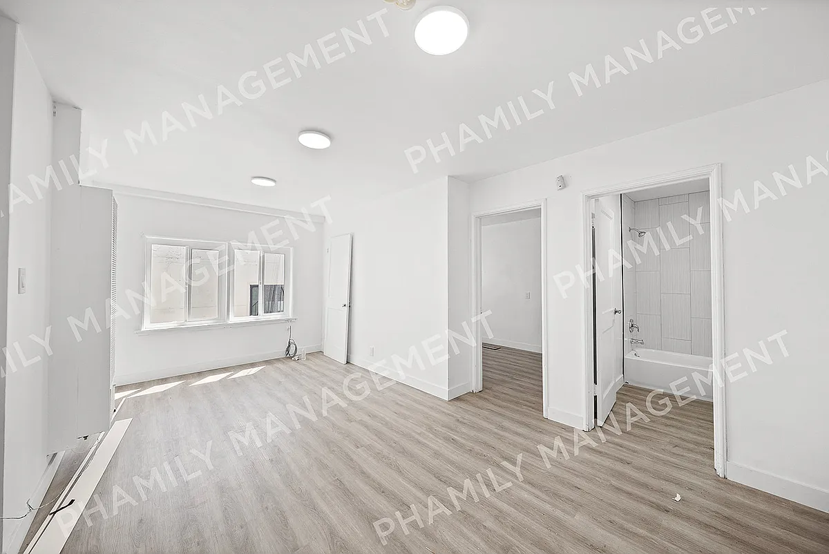Building Photo - 932 1/2 Chung King Rd