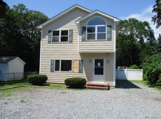 23 Middle Line Ave, Medford, NY 11763