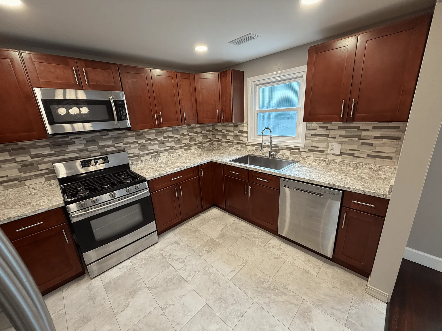 2 bed, 1000 sqft, $1,500 — Photo 3