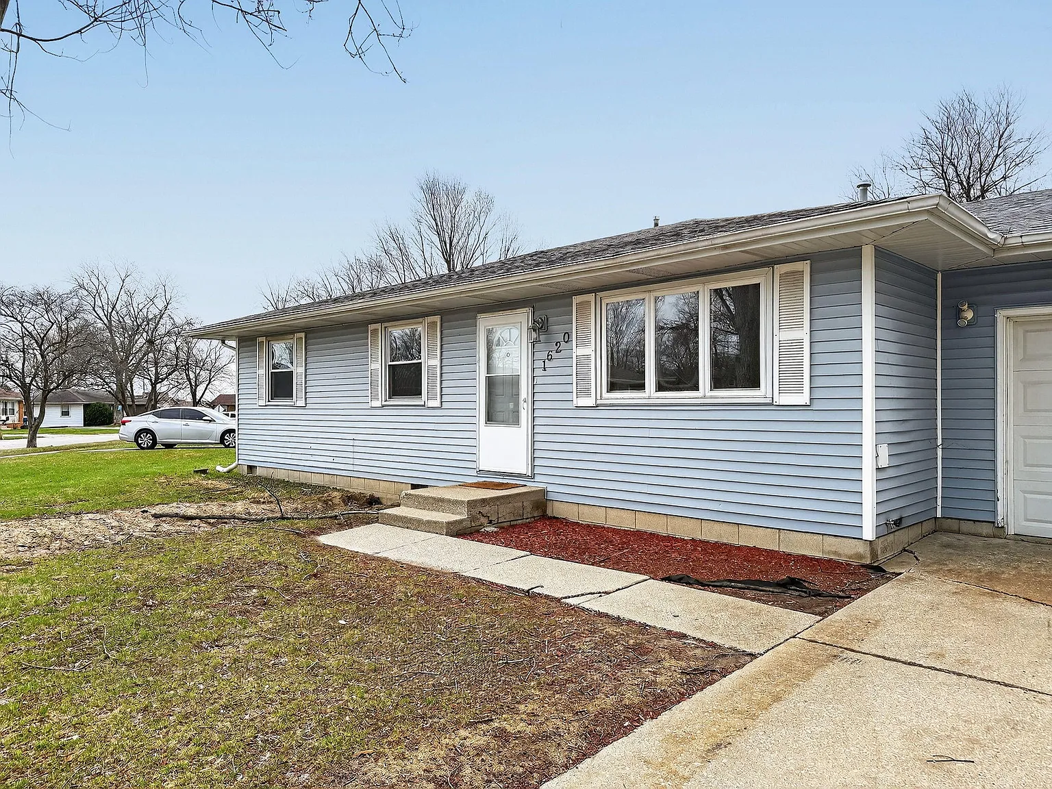 1620 Bluebird Ln photo 1