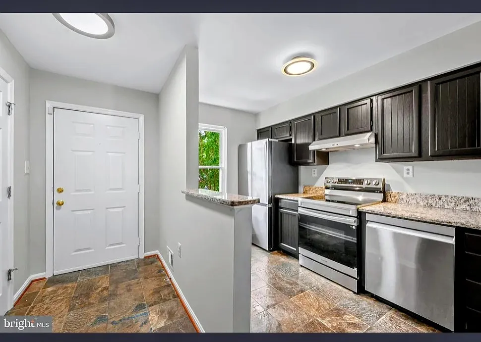 3 bed, 1350 sqft, $2,900 — Photo 2