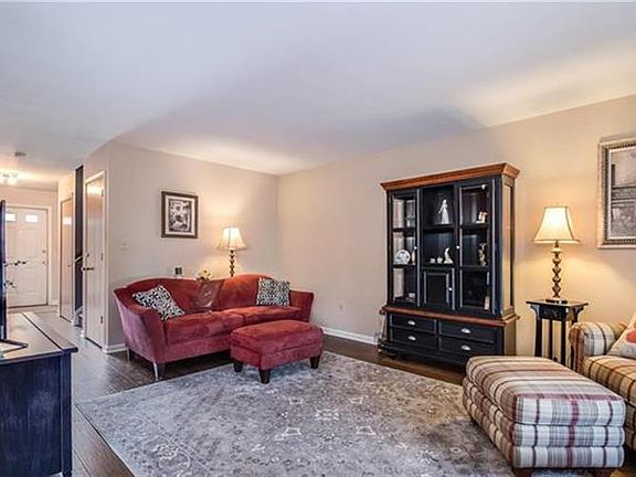 3rd image of 20 Olde Penn Dr