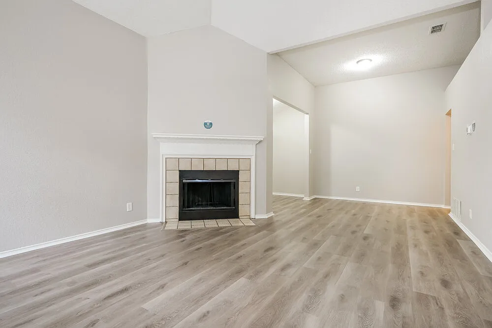 3 bed, 2.0 bath, 1423 sqft, $2,220 — Photo 4
