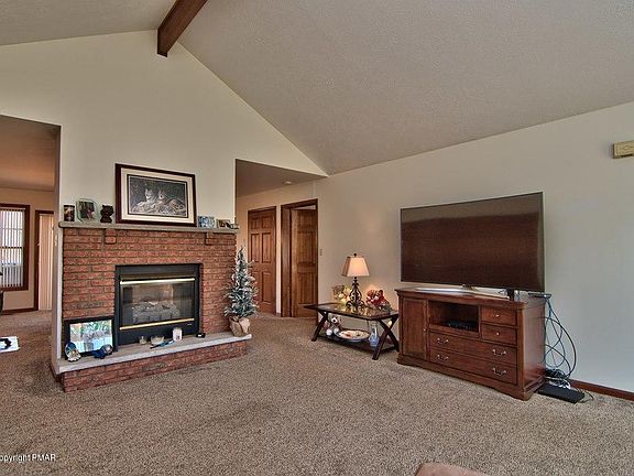 4th image of 106 Emerald Dr