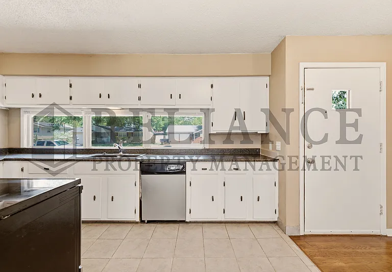 2103 W Columbine Ln — Photo 27