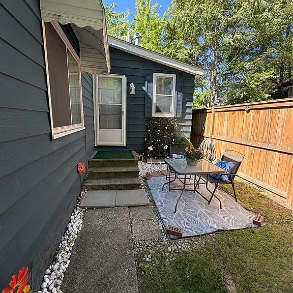 639 Watkins St — Photo 3