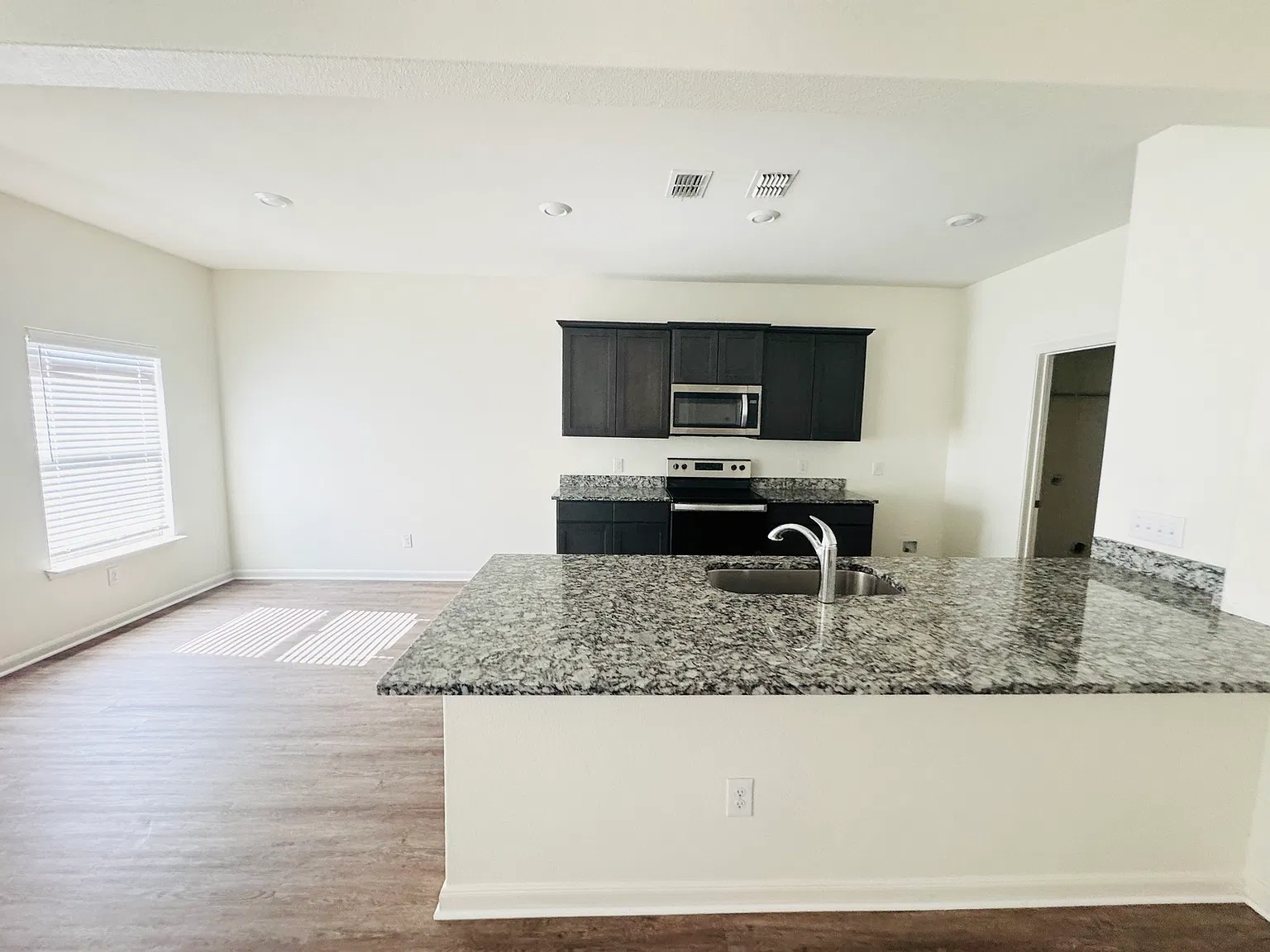 4 Bedroom Home In Seagoville Farms — Photo 4