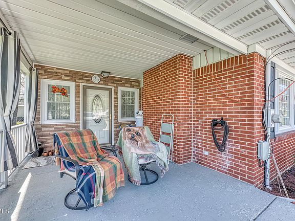 4th image of 633 Old Airport Rd