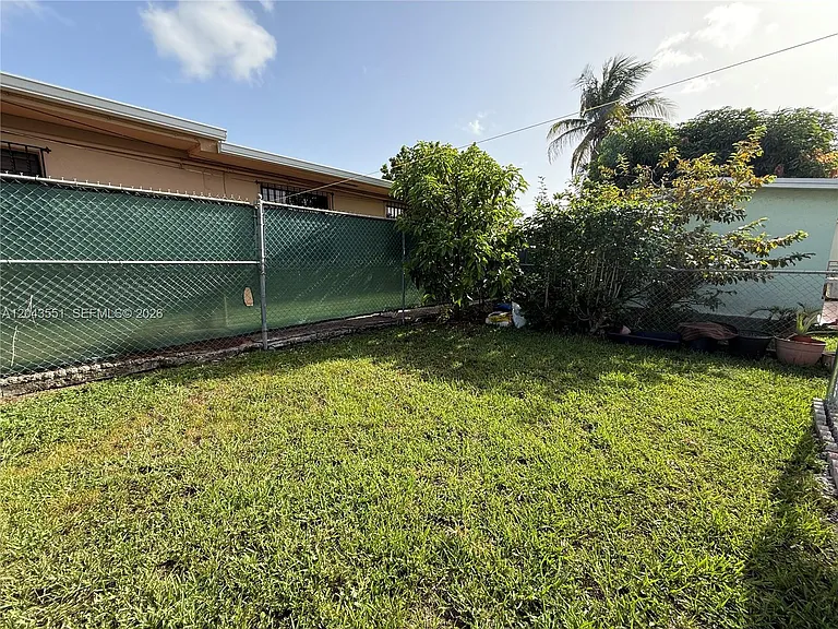 8860 SW 32nd St #FRONT — Photo 12