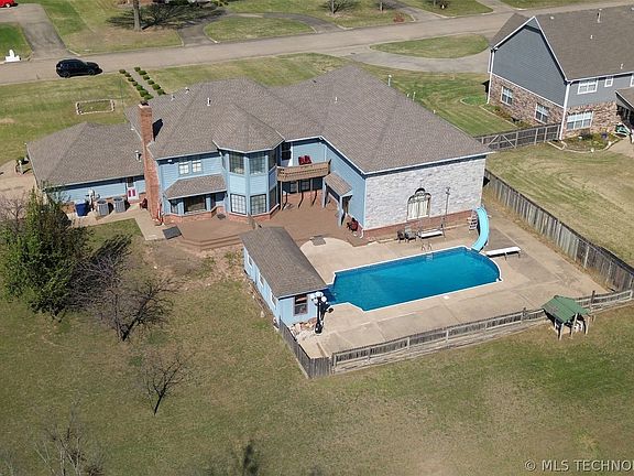 2nd image of 1606 NE Oakridge Dr