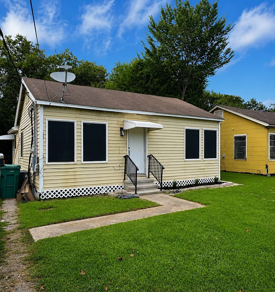 1408 W Curtis Ave — Photo 2