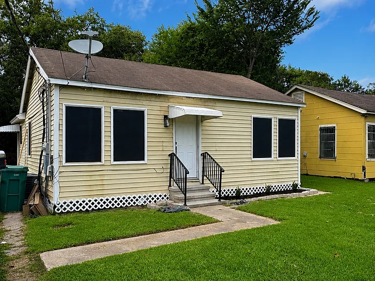 1408 W Curtis Ave — Photo 2