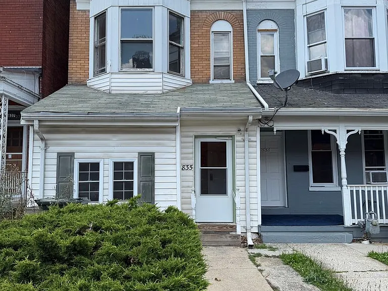 835 Linden Ave — Photo 2