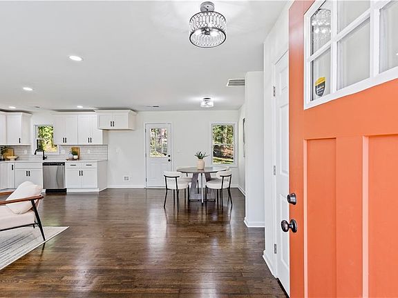 3rd image of 3252 Pinehill Dr