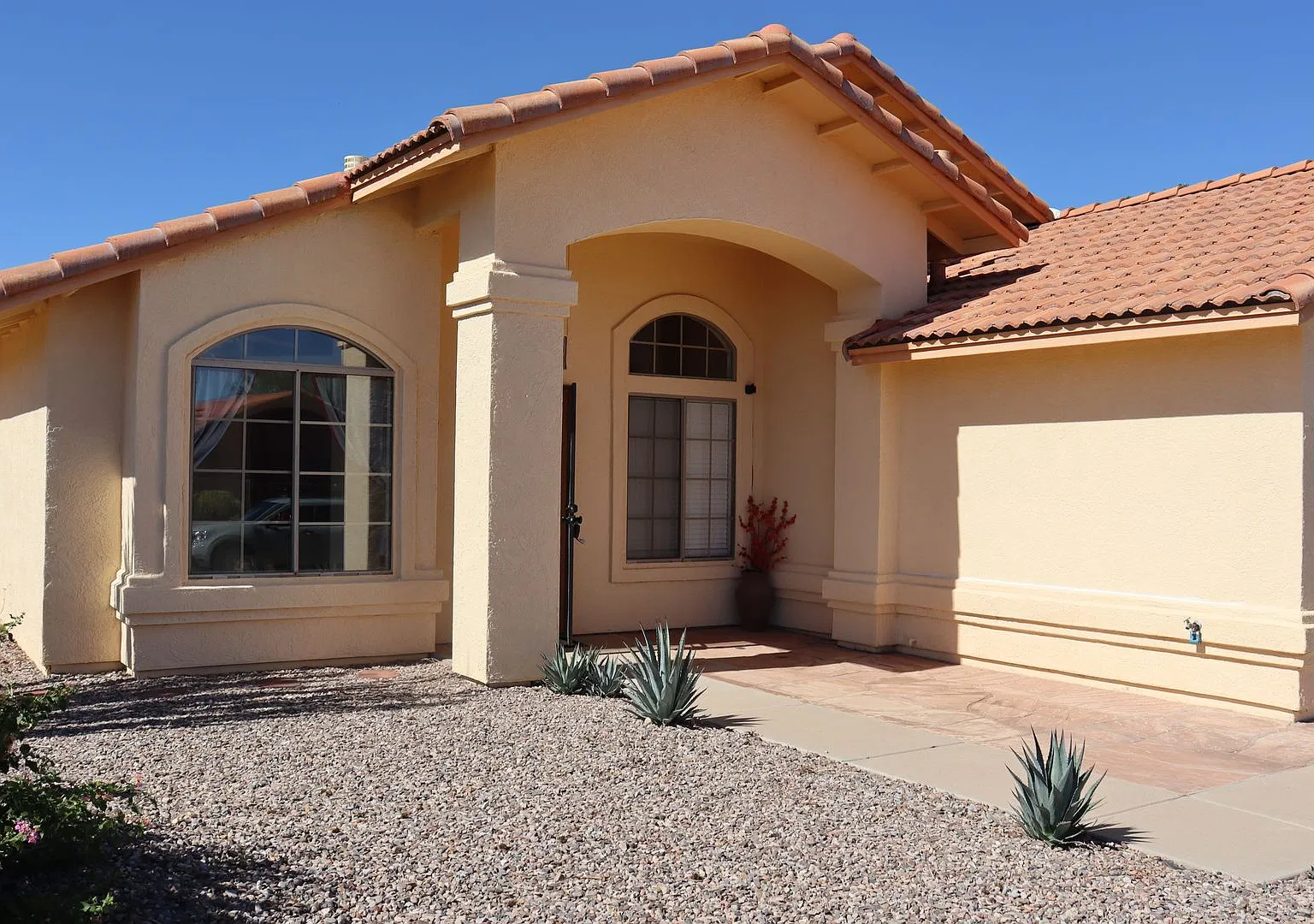 Beautiful four bedroom home in Canyon De Flores — Photo 1