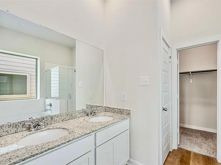 1055 Bluebonnet Trl — Photo 14