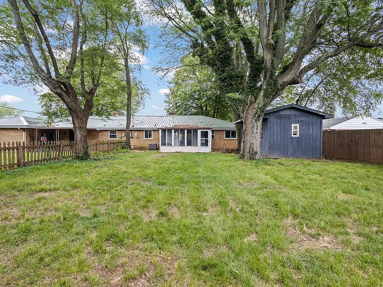 406 Heather St — Photo 31
