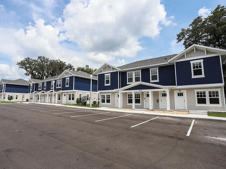 Royal Oak Apartments — Photo 6