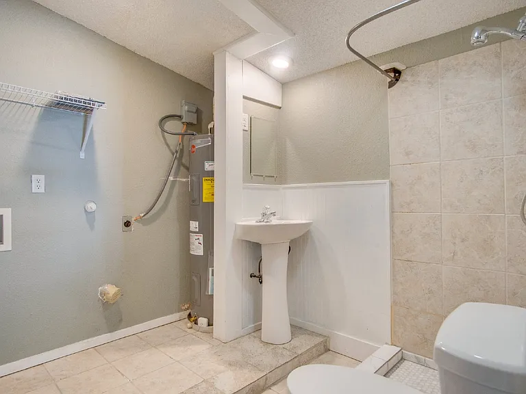 3411 W Yonge St — Photo 16
