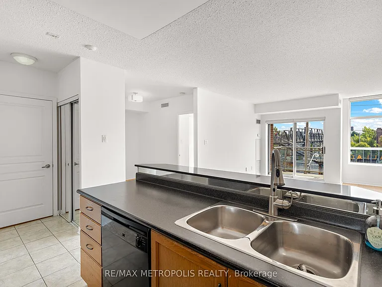 2495 Dundas St W #412 — Photo 13