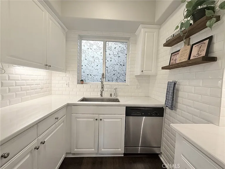 3401 S Bentley Ave #203 — Photo 4