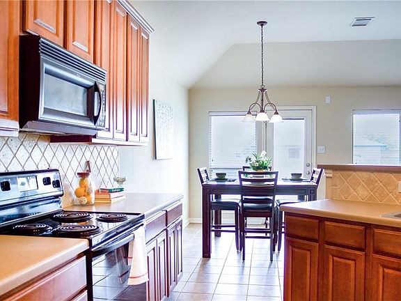 5th image of 211 Holmstrom St