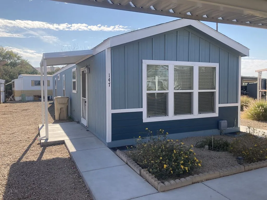 2 bed, 2.0 bath, 858 sqft, $1,479 — Photo 2