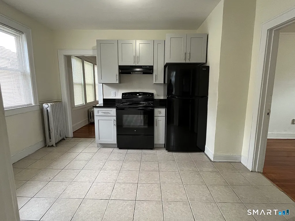 2 bed, 1.0 bath, 3588 sqft, $1,750 — Photo 2