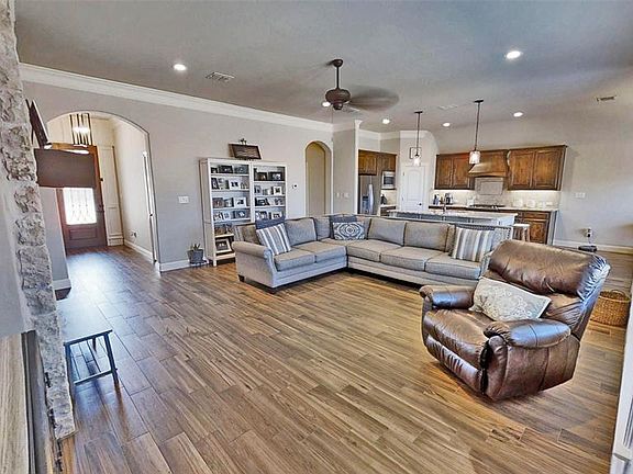 5th image of 319 Oar Wood Dr