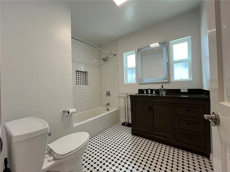 5710 Jumilla Ave — Photo 11