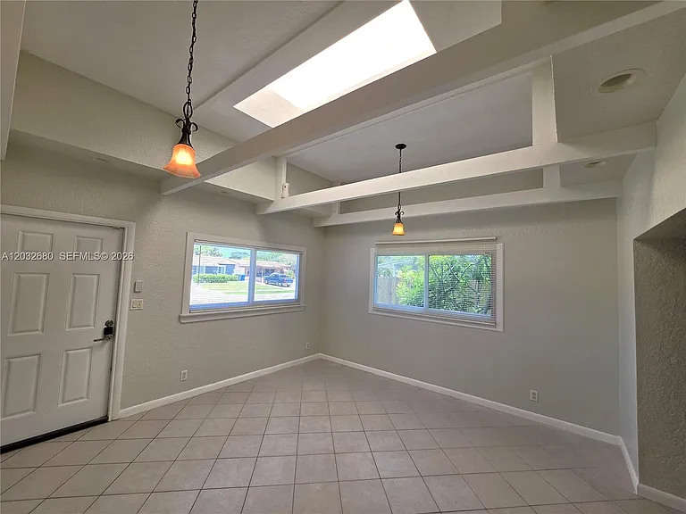 5225 NE 4th Ave — Photo 5