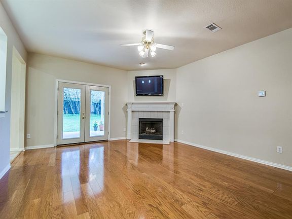 4th image of 2317 Hickory Leaf Ln
