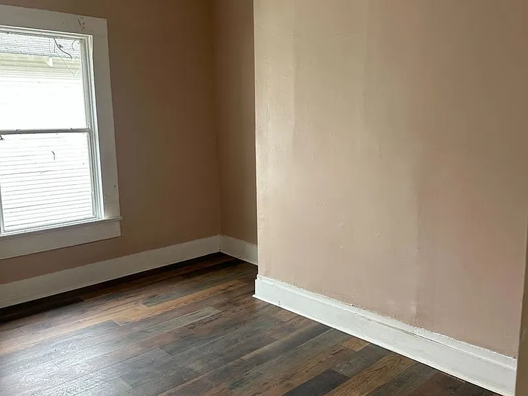1304 Avenue G — Photo 12
