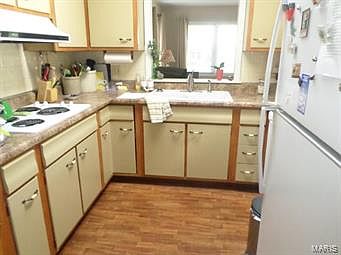 2nd image of 916 W 10th St