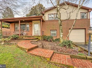 2426 Eastwood Dr, York, PA 17402