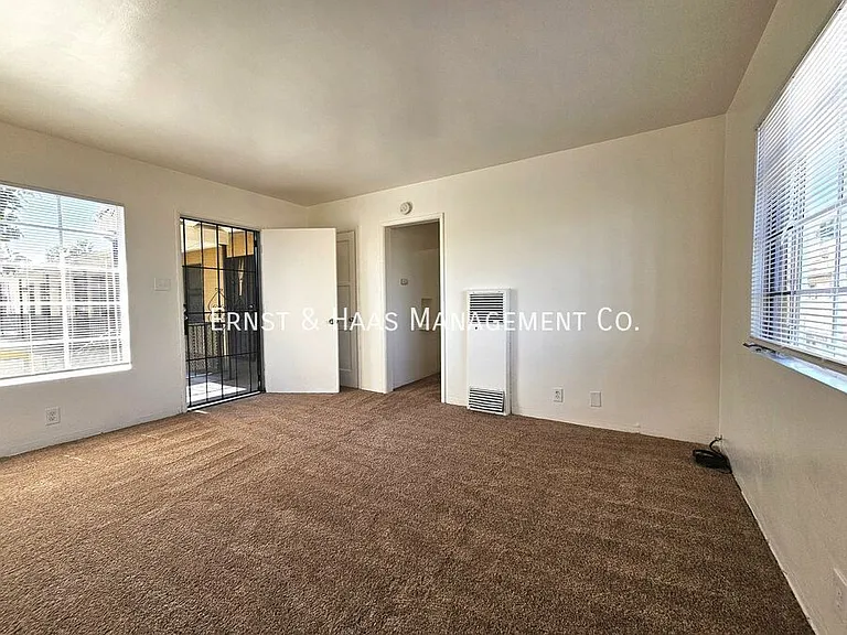 1027 E 7th St #10 — Photo 2