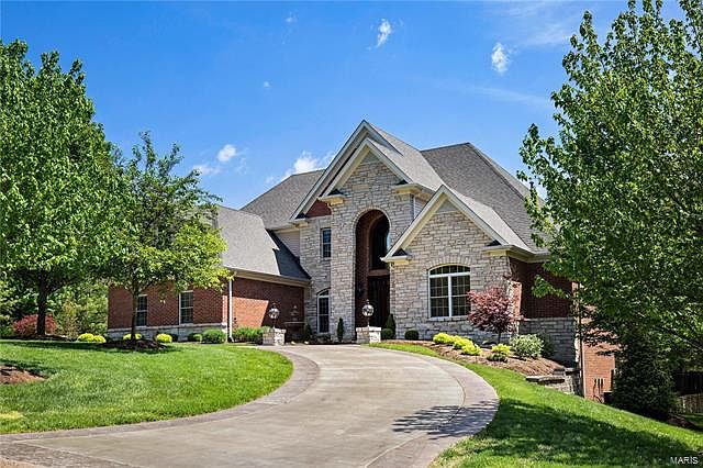 1st image of 17 Woods Hill Dr