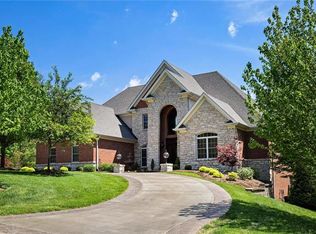 17 Woods Hill Dr, Chesterfield, MO 63017