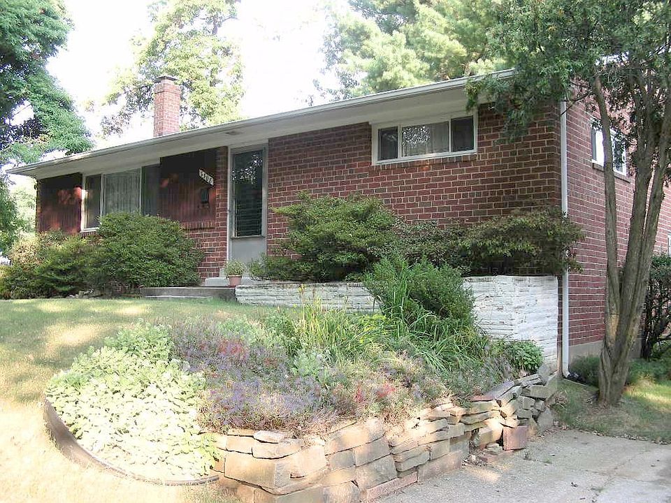 Front view w/driveway