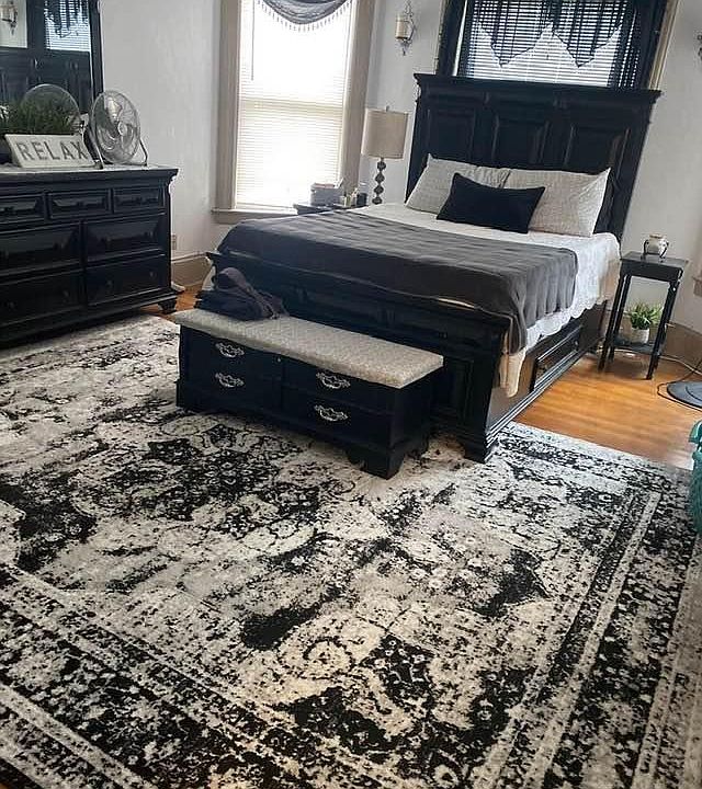 Large Bright Bedroom with plenty of Windows and High Ceiling, Hardwood Floor.