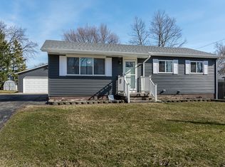 3411 Wakonda Dr, Bettendorf, IA 52722