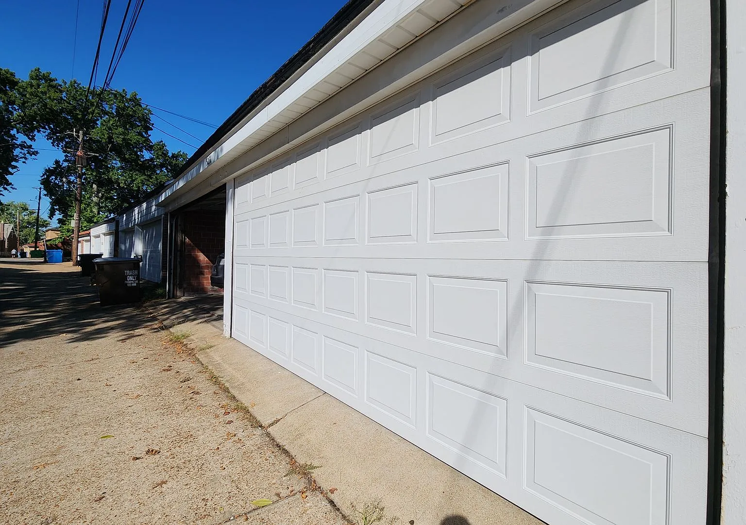 One Bedroom Apartment with Garage Parking! — Photo 4
