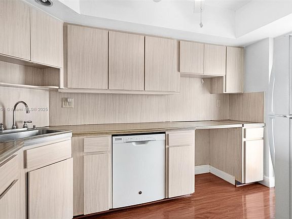 5th image of 900 SW 12th St APT 306