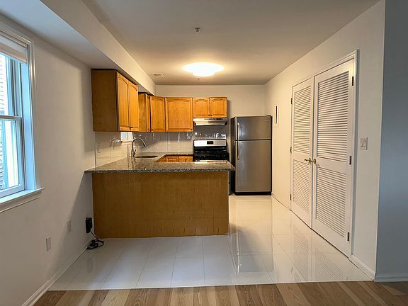 5th image of 39 Hamilton Ave APT A