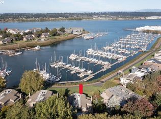 419 N Tomahawk Island Dr, Portland, OR 97217