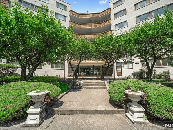 1375 River Rd APT 2B, Edgewater, NJ 07020