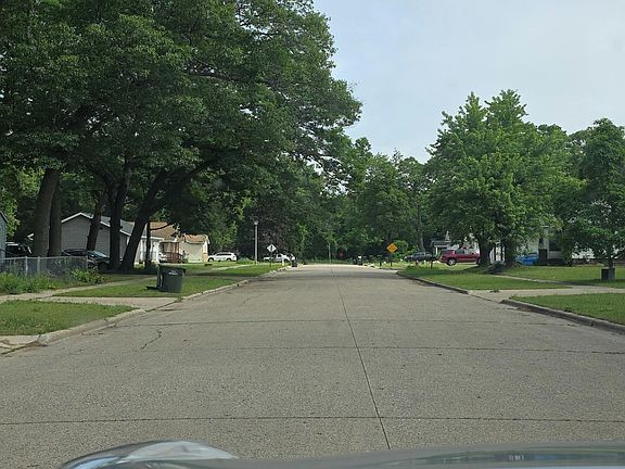 4th image of 1077 Leonard Ave
