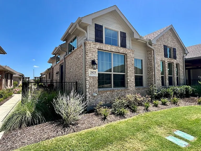 2621 Chablis Dr — Photo 2