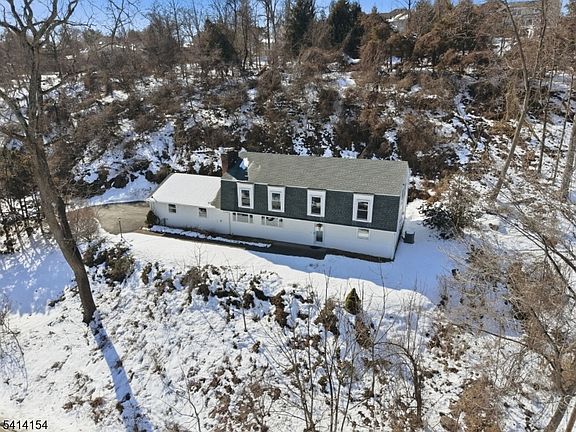 3rd image of 67 Hook Mountain Rd