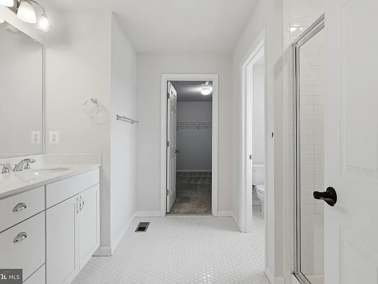 10302 Spotswood Dr — Photo 24